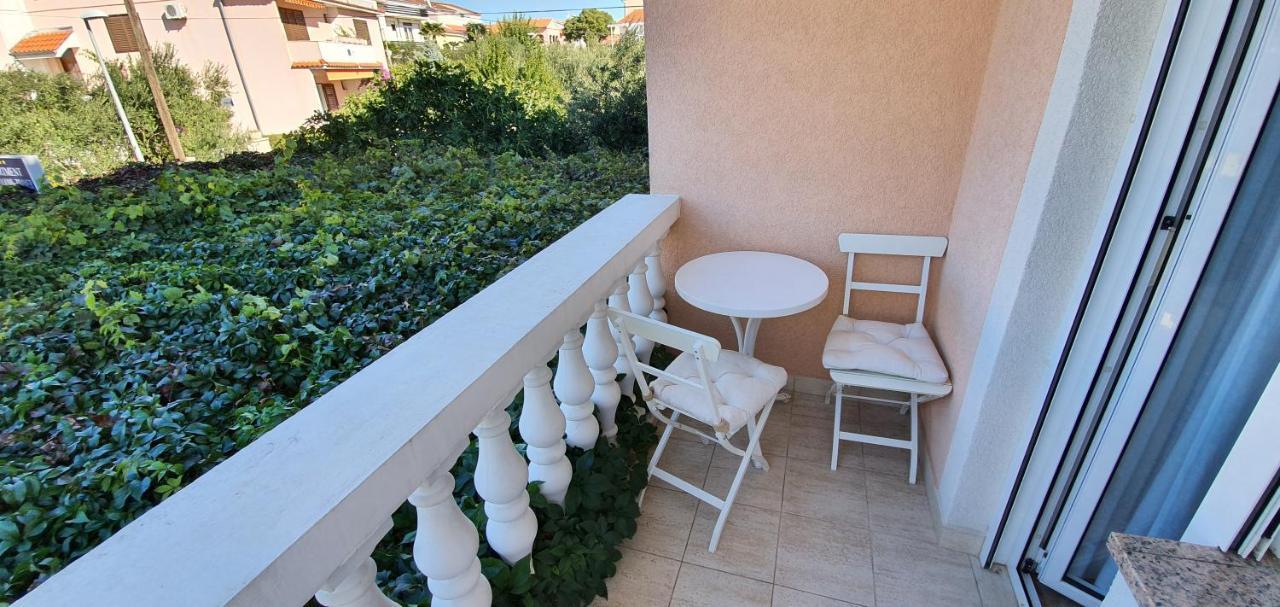 Apartmani Mira Vodice Exteriör bild